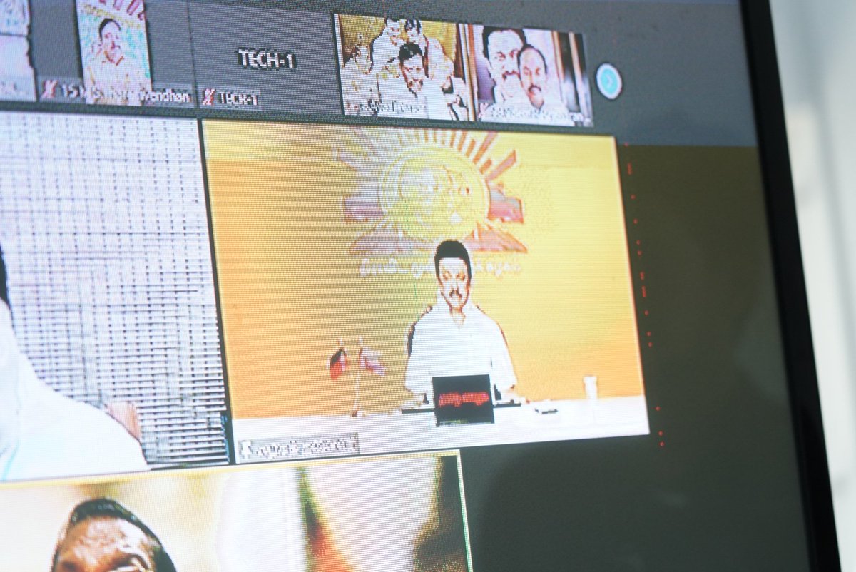 dmkoddanchatram's tweet image. மாண்புமிகு முதலமைச்சர் @mkstalin அவர்களின் தலைமையில் திமுக மாவட்ட கழக செயலாளர் கூட்டம் காணொளி காட்சி வாயிலாக இன்று நடைபெற்றது. இக்கூட்டத்தில் மாண்புமிகு உணவு மற்றும் உணவுப் பொருள் வழங்கல் துறை அமைச்சர் @r_sakkarapani அவர்கள் கலந்து கொண்டார்.
#DMK @arivalayam