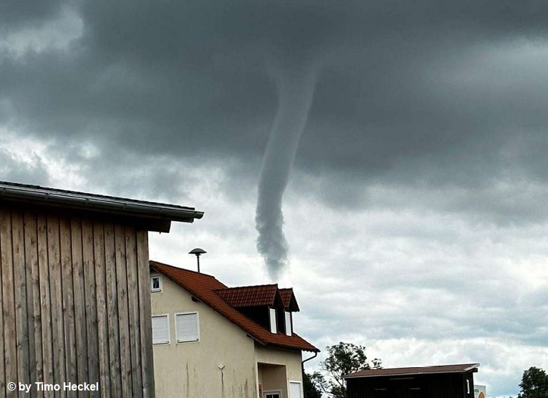 Am Freitag (04.08.2023) war im Raum Bayreuth eine weit hinab reichende Trichterwolke sichtbar. Ein Tornado ist wahrscheinlich, noch ist aber nichts über Schäden bekannt.
Foto: Timo Heckel

Zum Fall in der Tornadoliste:
tornadoliste.de/230804emtmanns…

#Tornado #Trichterwolke #Bayreuth