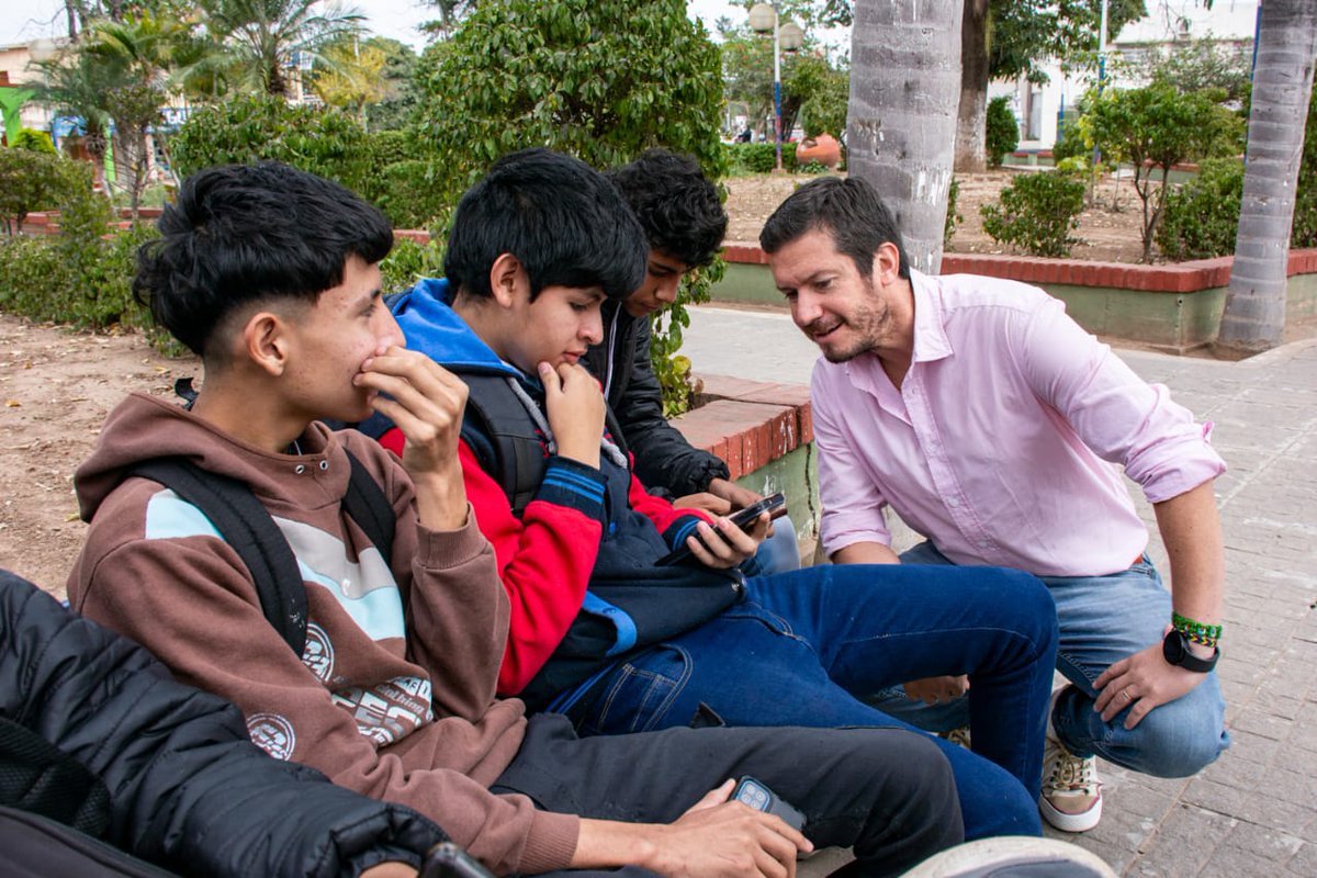 MartinGuemes's tweet photo. En la plaza de General Mosconi ya está activo también el servicio de Wi-Fi Libre se #SALTIC que pusimos en marcha. Corroboramos personalmente cómo funciona. 🛜✅ https://t.co/Ovh6wS6i4c