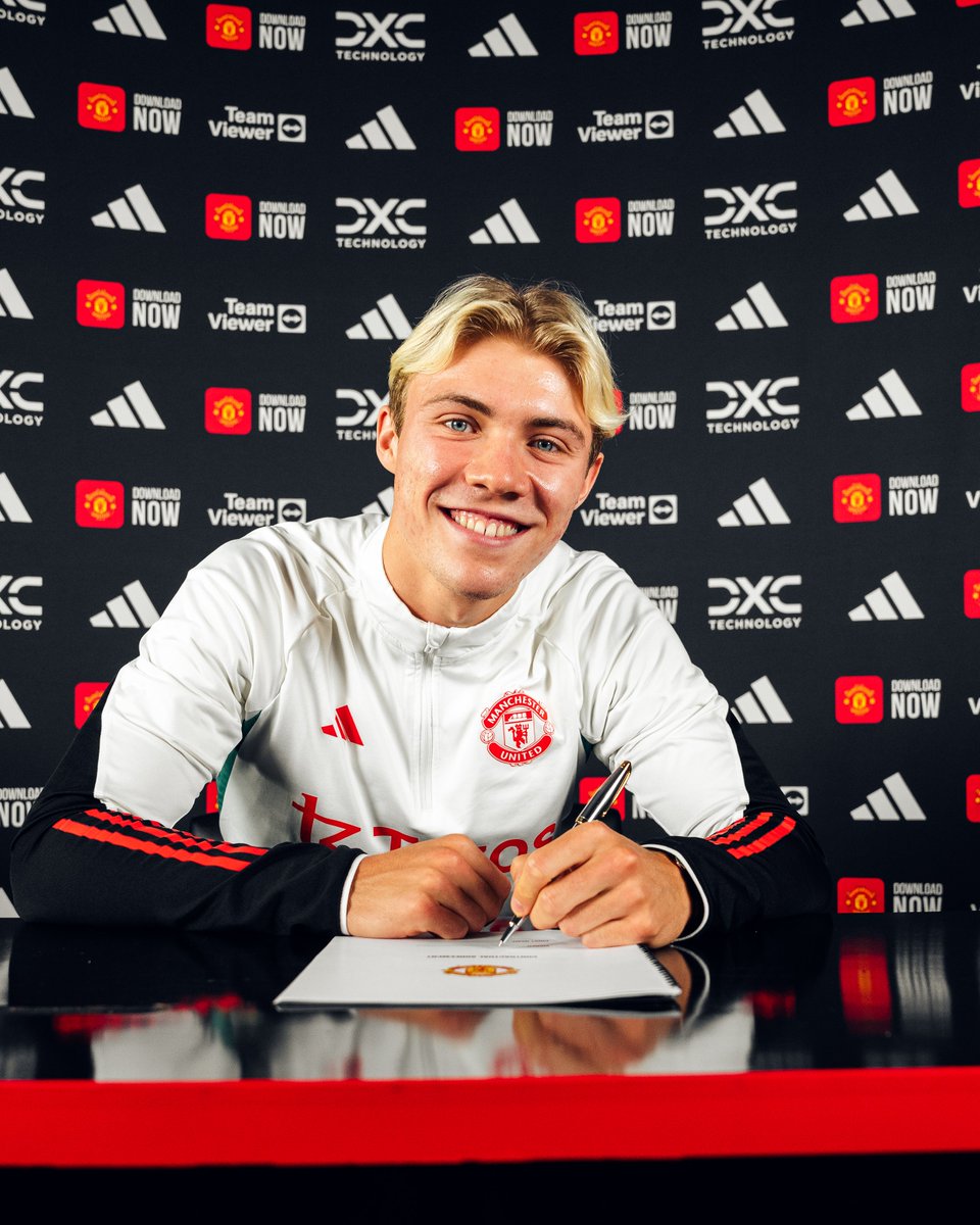 brfootball's tweet photo. Manchester United’s new striker is here 🇩🇰 https://t.co/wd5PnwNDs2
