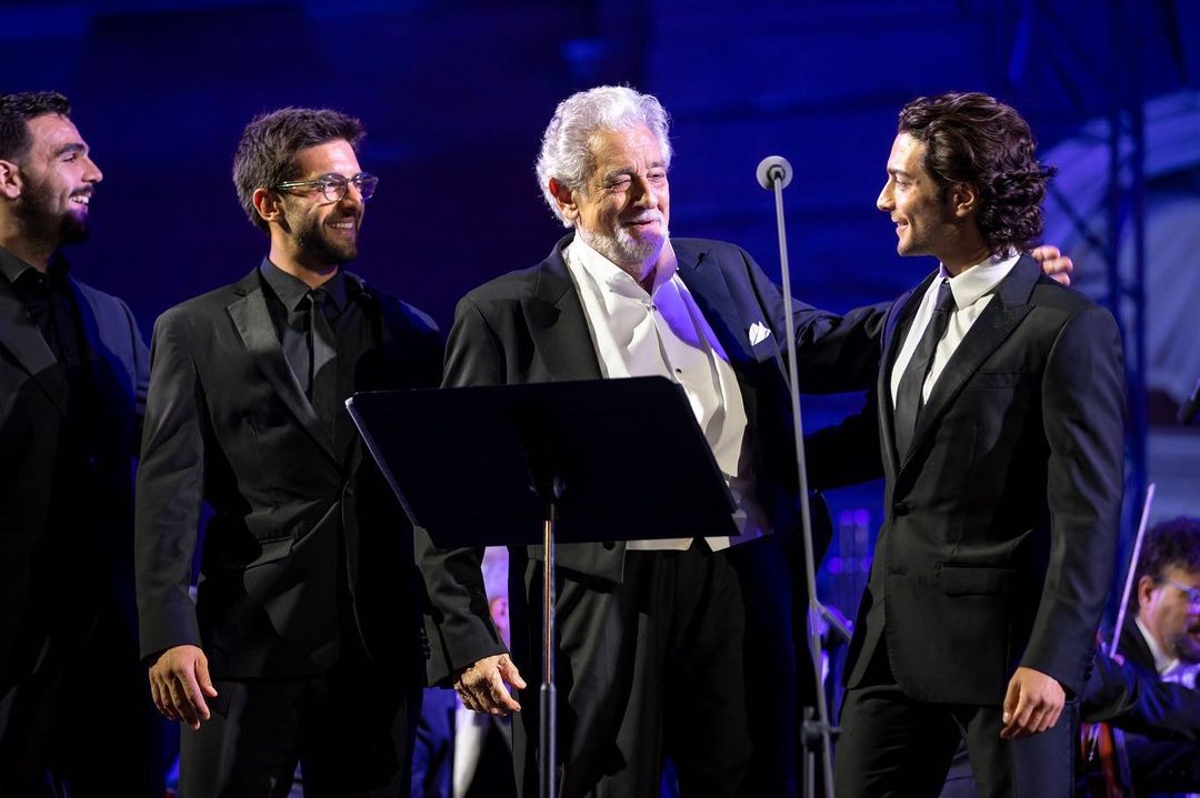 ilvolosiciliafp's tweet photo. Posted @withregram • @scabecspa Standing ovation per @PlacidoDomingo, @ilvolo e @dariarybak, diretti da Maestro Marcello Rota, che ieri hanno chiuso l'ottava edizione di #unestatedare alla @reggiadicaserta!

Foto di Artide https://t.co/xN7MOlptd3