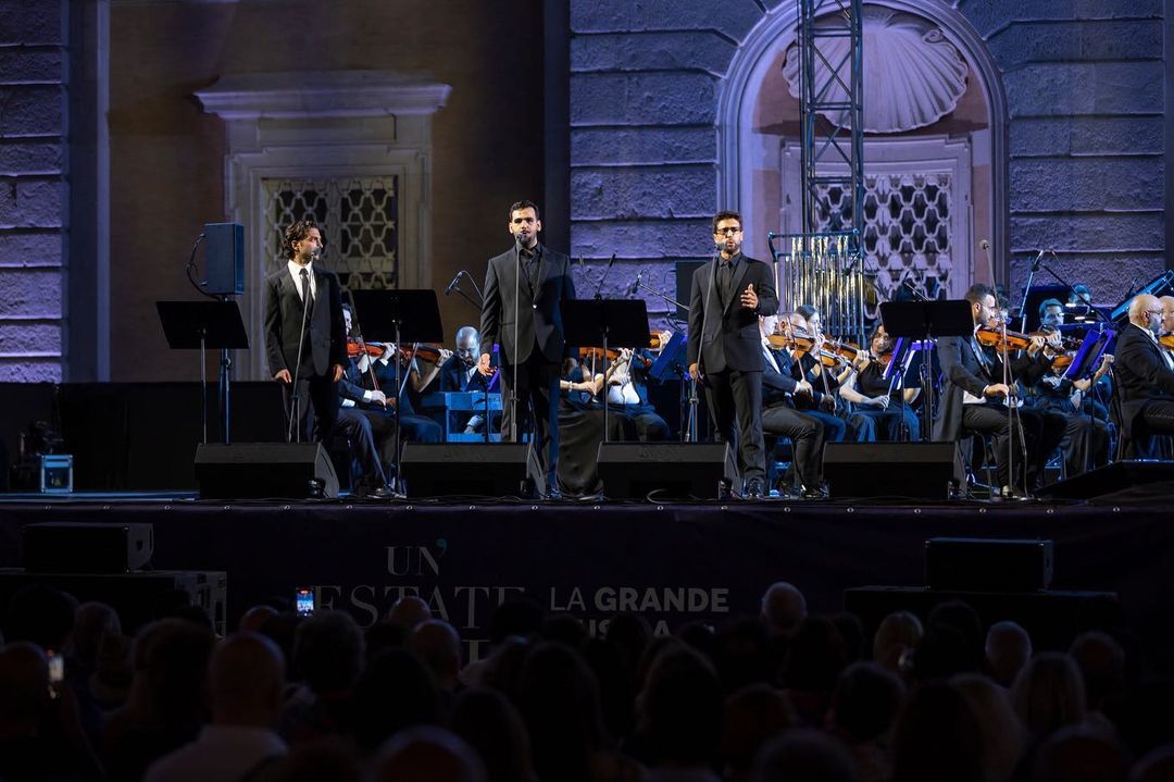 ilvolosiciliafp's tweet photo. Posted @withregram • @scabecspa Standing ovation per @PlacidoDomingo, @ilvolo e @dariarybak, diretti da Maestro Marcello Rota, che ieri hanno chiuso l'ottava edizione di #unestatedare alla @reggiadicaserta!

Foto di Artide https://t.co/eeo6BmE5PR