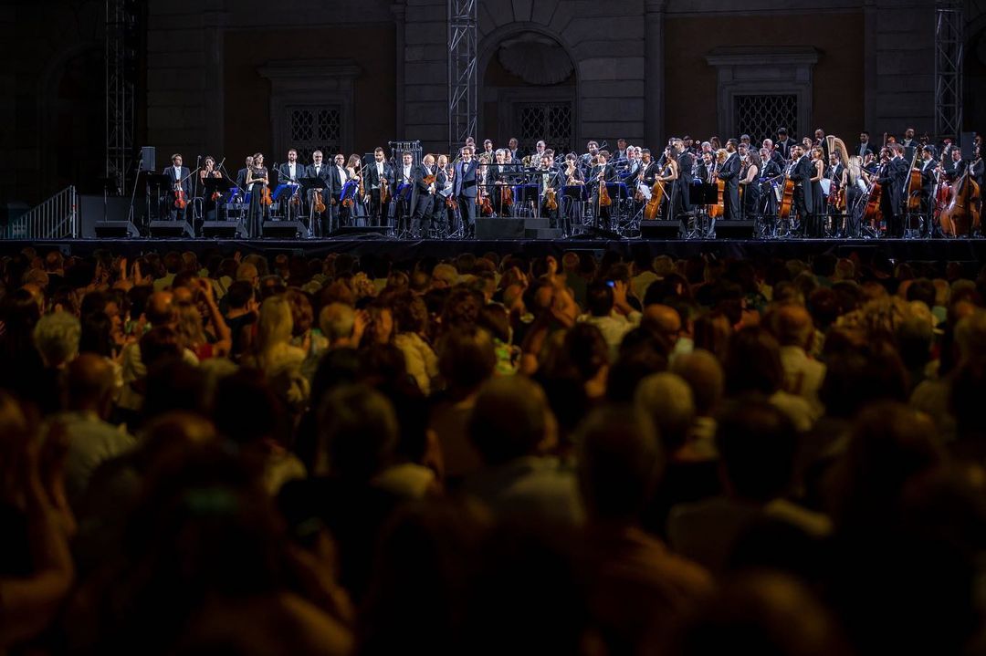 ilvolosiciliafp's tweet photo. Posted @withregram • @scabecspa Standing ovation per @PlacidoDomingo, @ilvolo e @dariarybak, diretti da Maestro Marcello Rota, che ieri hanno chiuso l'ottava edizione di #unestatedare alla @reggiadicaserta!

Foto di Artide https://t.co/KC9RLjdcG3