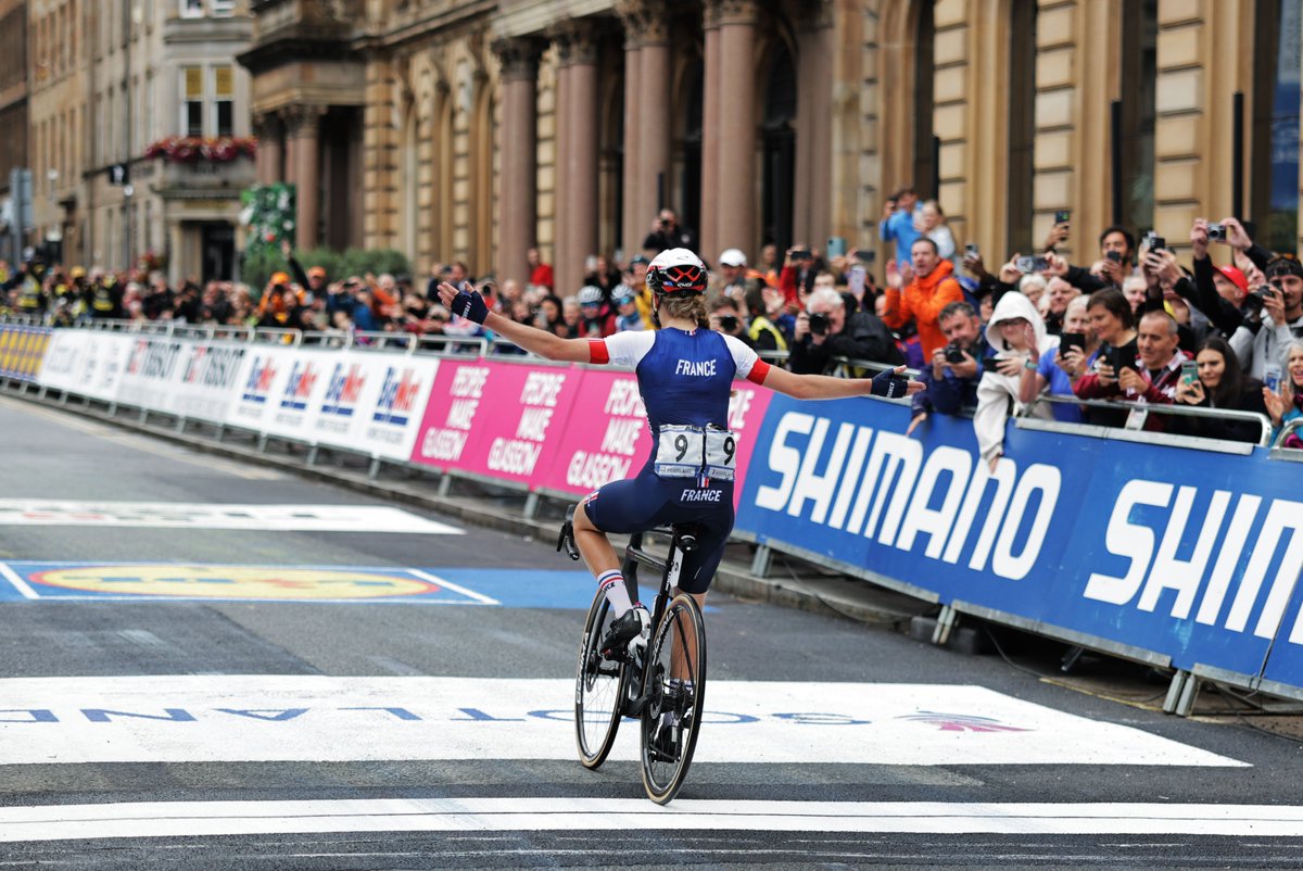 🇫🇷🇫🇷🇫🇷🇫🇷🇫🇷🇫🇷 Rainbow stripes for France and Julie Bego in the Women's Junior Road Race! #GlasgowScotland2023