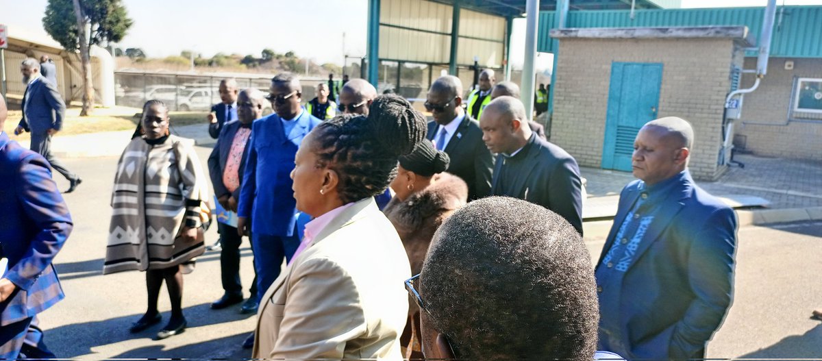 #Rdc : Arrivé à Johannesburg le samedi 05 Août à 4h du Matin, le Min des TVCD, Marc EKILA LIKOMBO a visité différents services aéroportuaires( le centre de  navigation aérienne ,la tour de contrôle, et le  centre d'information des vols et le centre d'approche de la RSA