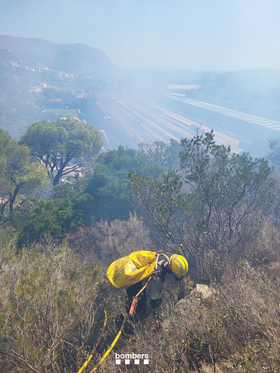 bomberscat's tweet photo. Els Equips de Prevenció Activa Forestal #EPAF i els Auxiliars d'Ofici Forestal #AOF (a la 📸) són part imprescindible de l'operatiu d'extinció d'un incendi forestal. A #IFPortbou estan treballant perquè les línies d'aigua progressin de forma més ràpida per encerclar l'incendi https://t.co/kxm3N26UXm