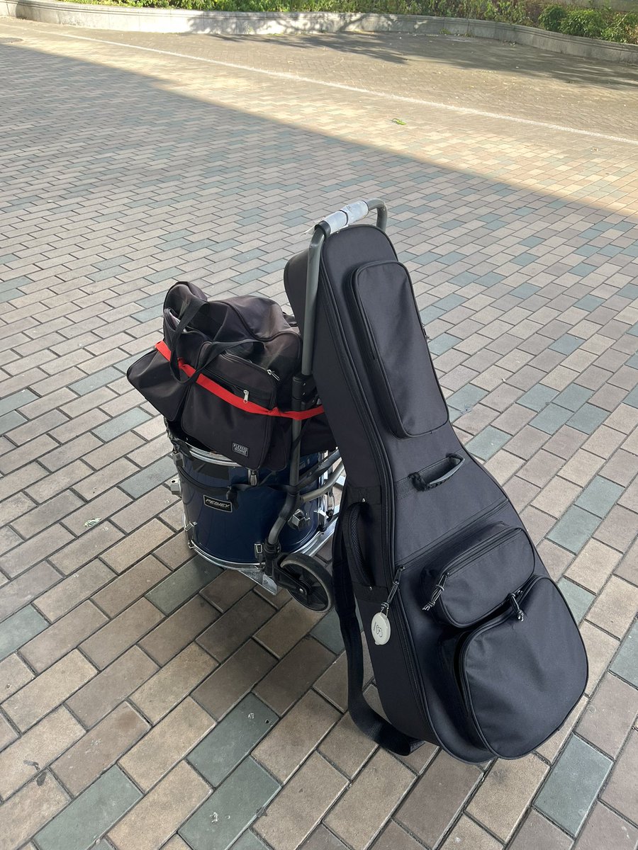 ASAYAKE01's tweet photo. ライブ前の定番、大荷物での大移動を灼熱のなか練習してます。一気に日焼けして、朝焼けに染まってまいりました。来週8/11(京都@ PUB Voxhall)のライブ以降しばらくライブはありません。この機会にぜひ、お待ちしてます！ https://t.co/LQBa04epjz
