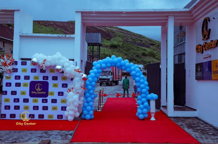_bahaushee's tweet photo. The Grand opening of @VataCityCenter by Alhaji Tajjudeen Adefisoye Adeyemi @SmallAlhaji_ and also in recognition of @akinalabi, the program was quite interesting.
#DevelopWithSmallAlhaji https://t.co/ty3a6YWbCq