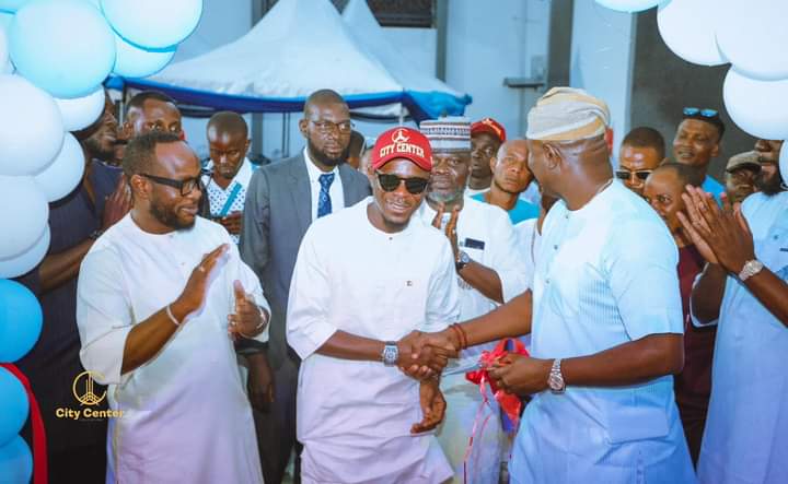 _bahaushee's tweet photo. The Grand opening of @VataCityCenter by Alhaji Tajjudeen Adefisoye Adeyemi @SmallAlhaji_ and also in recognition of @akinalabi, the program was quite interesting.
#DevelopWithSmallAlhaji https://t.co/ty3a6YWbCq