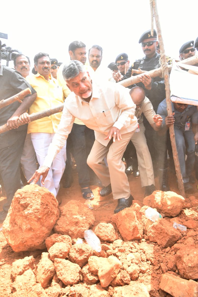 TEAM_CBN1's tweet photo. "సాగునీటి ప్రాజెక్టుల విధ్వంసంపై యుద్ధభేరి" కార్యక్రమంలో భాగంగా బాలాజీ రిజర్వాయర్ ను సందర్శించిన టీడీపీ అధినేత నారా చంద్రబాబు నాయుడు గారు.
#TDPWithFarmers #TDPTwitter #TDPforDevelopment #TDPWillBeBack #TDPAP https://t.co/vRZ7zoM5hr
