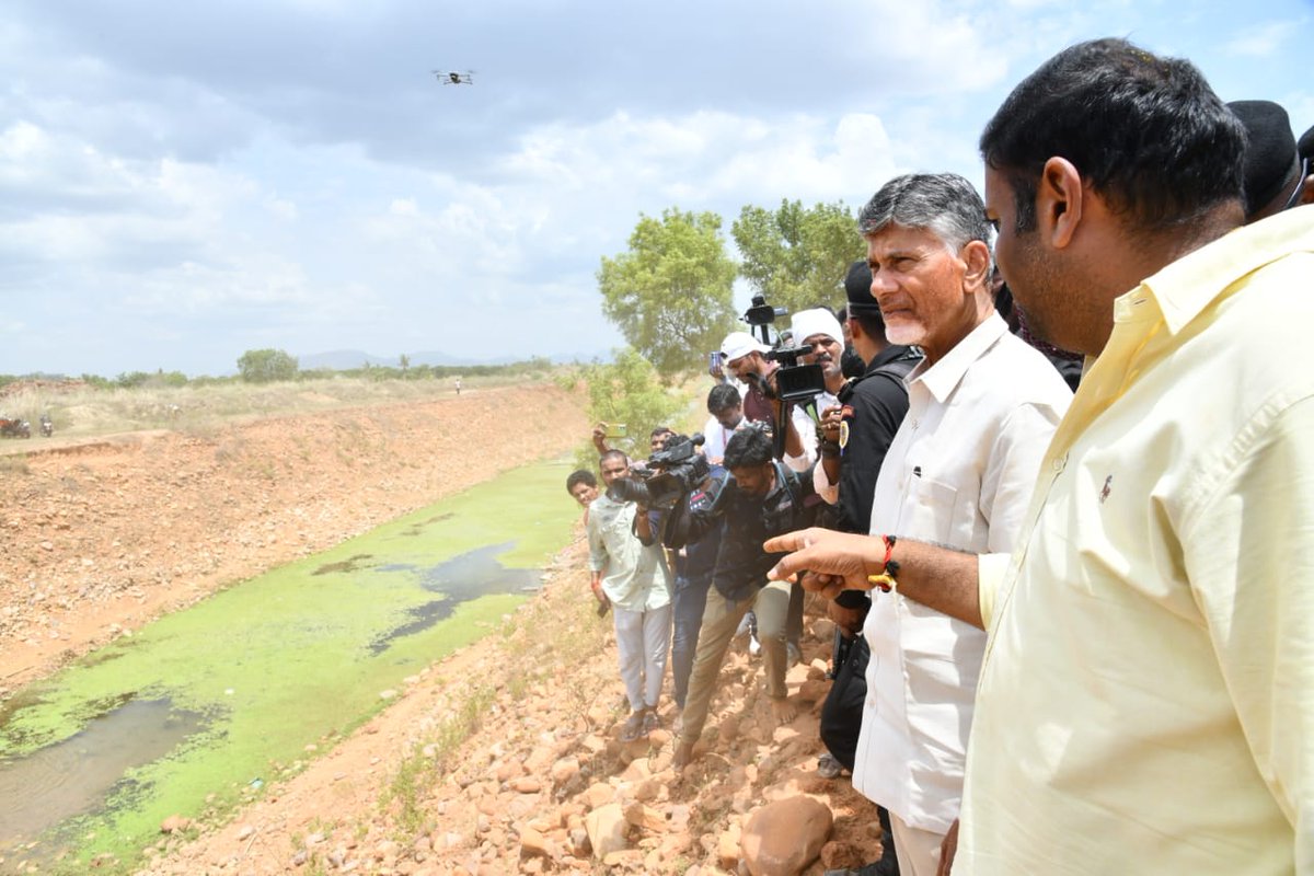 TEAM_CBN1's tweet photo. "సాగునీటి ప్రాజెక్టుల విధ్వంసంపై యుద్ధభేరి" కార్యక్రమంలో భాగంగా బాలాజీ రిజర్వాయర్ ను సందర్శించిన టీడీపీ అధినేత నారా చంద్రబాబు నాయుడు గారు.
#TDPWithFarmers #TDPTwitter #TDPforDevelopment #TDPWillBeBack #TDPAP https://t.co/vRZ7zoM5hr
