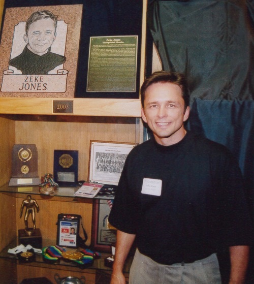 NWHOF's tweet photo. On August 5, 1992, @NWHOF Distinguished Member @ZekeJones wins a silver medal for @USAWrestling in freestyle at the Olympics in Barcelona

MORE -> https://t.co/AurtcsemJ8

#SportForAll #GirlsWrestle #AnyBODYCanWrestle #thisiswhatawrestlerlookslike #LetsWrestle #GrowTheSport https://t.co/BwVYykiFFa