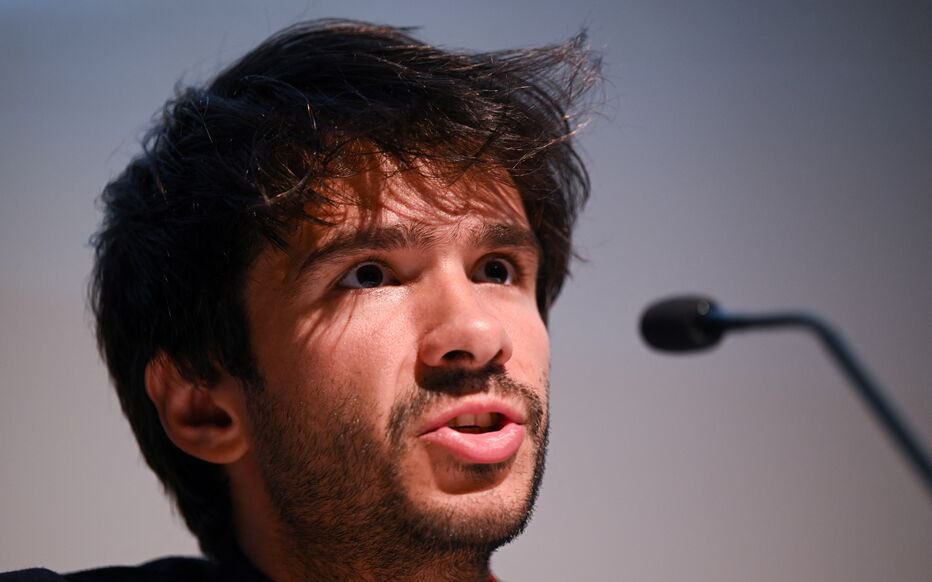 Nath_Yamb's tweet image. J’apprends l’arrestation de l’avocat Juan Branco @anatolium par les services sénégalais, apparement à la frontière mauritanienne. 

J’ai énormément de respect pour les gens comme lui, qui n’hésitent pas à s’engager corps et âme dans le combat de la vérité, de la liberté et de la…