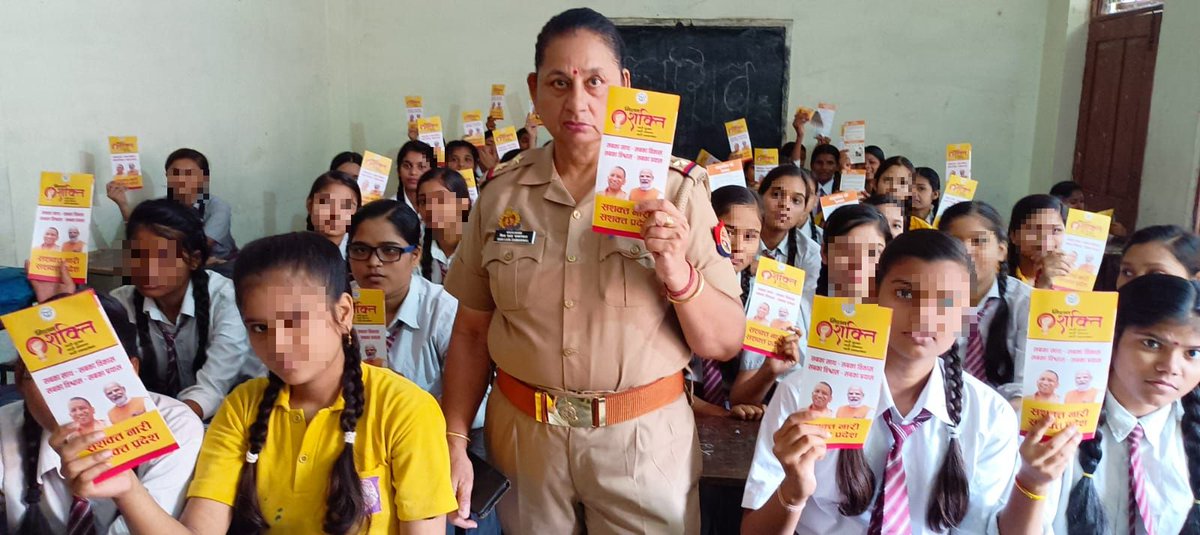 kanpurnagarpol's tweet photo. #मिशन_शक्ति_अभियान के तहत समस्त थाना की एन्टीरोमियो टीम द्वारा  बच्चों/ महिलाओं से संबंधित  प्रचलित विभिन्न योजनाओं, शासन द्वारा संचालित 1090, 1076, 181 ,112 ,1098  हेल्पलाइनो  व लाभकारी योजनाओं के विषय में विस्तृत जानकारी दी गई।
@Uppolice 
@wpl1090 
@112UttarPradesh https://t.co/YXuK1vjFU9