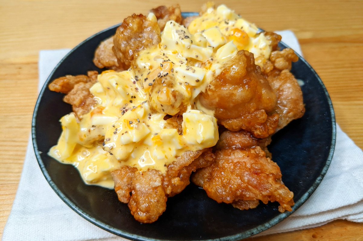 hamagohan_r's tweet photo. 【本気のチキン南蛮風】

①沸騰したお湯に常温の卵を入れ中火で7分茹でて冷水で冷やし殻を剥きマヨネーズ、塩、黒胡椒と和える
②鶏肉、料理酒、にんにく、生姜、鶏ガラの素、片栗粉を混ぜる
③フライパンにサラダ油を注ぎ中火で熱し②を揚げる
④醤油、酢、砂糖、だしの素を絡め①をかけて完成 https://t.co/ZfLsrazCxv