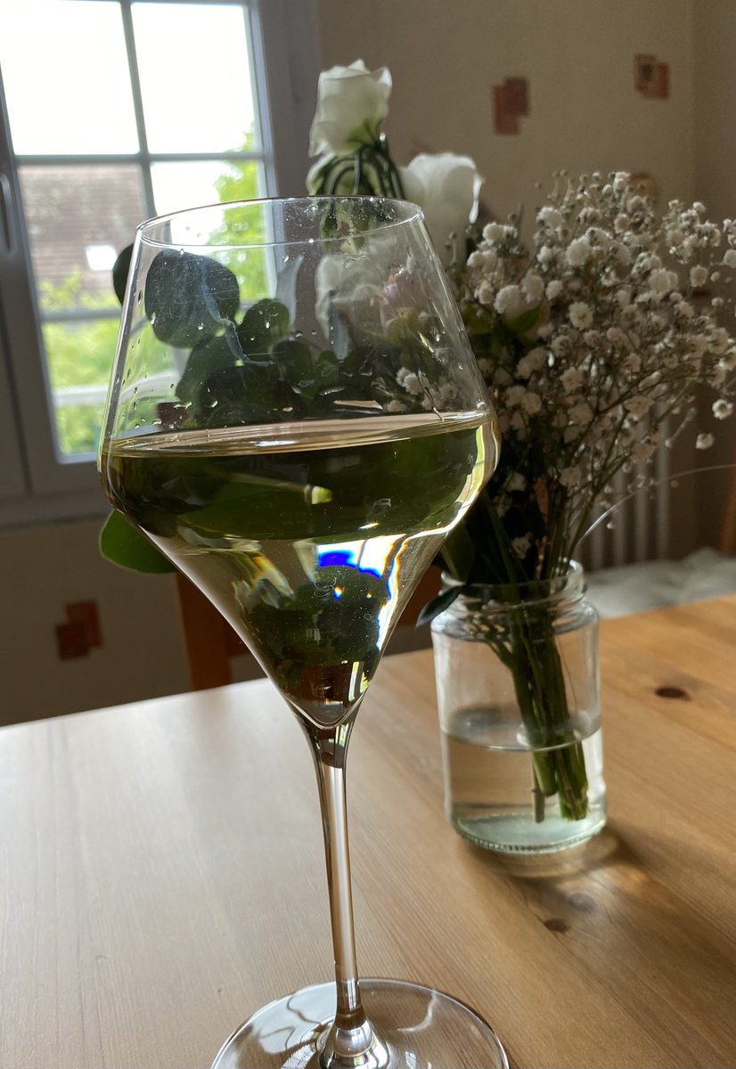 Elka174's tweet photo. Un petit Sauvignon avant de manger, histoire de se faire plaise. https://t.co/Hc4a98Muvp