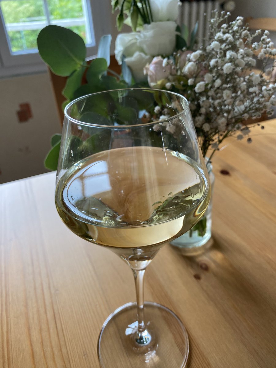 Elka174's tweet photo. Un petit Sauvignon avant de manger, histoire de se faire plaise. https://t.co/Hc4a98Muvp