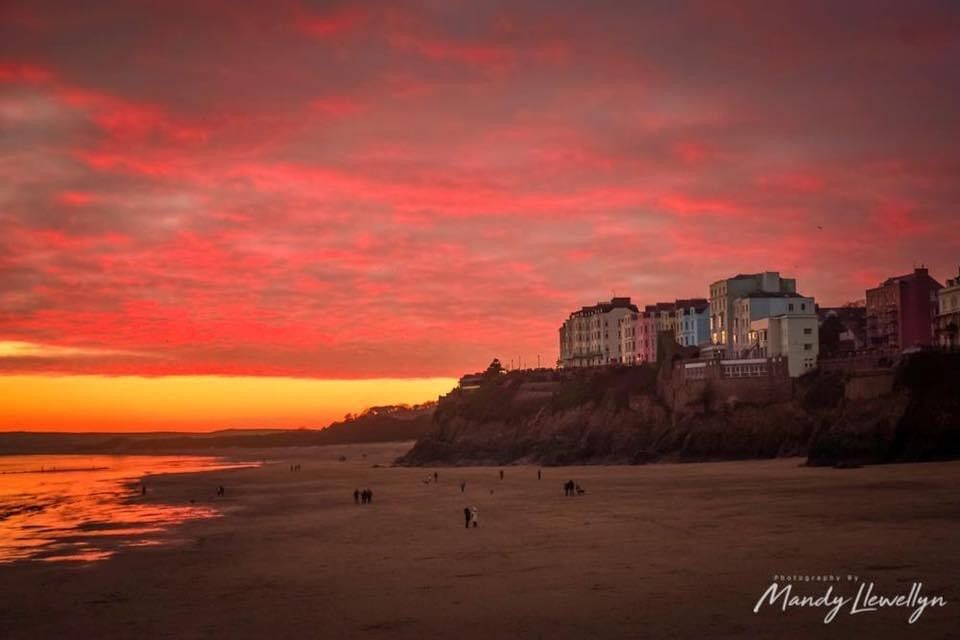 Calling all Night Owls 🦉... We have a permanent Night Porter position available and we would love to hear from you. Email your CV to bookaroom@heywoodspahotel.co.uk. Uniform and training provided, competitive rate of pay.

Fabulous sunset photo by Mandy Llewellyn