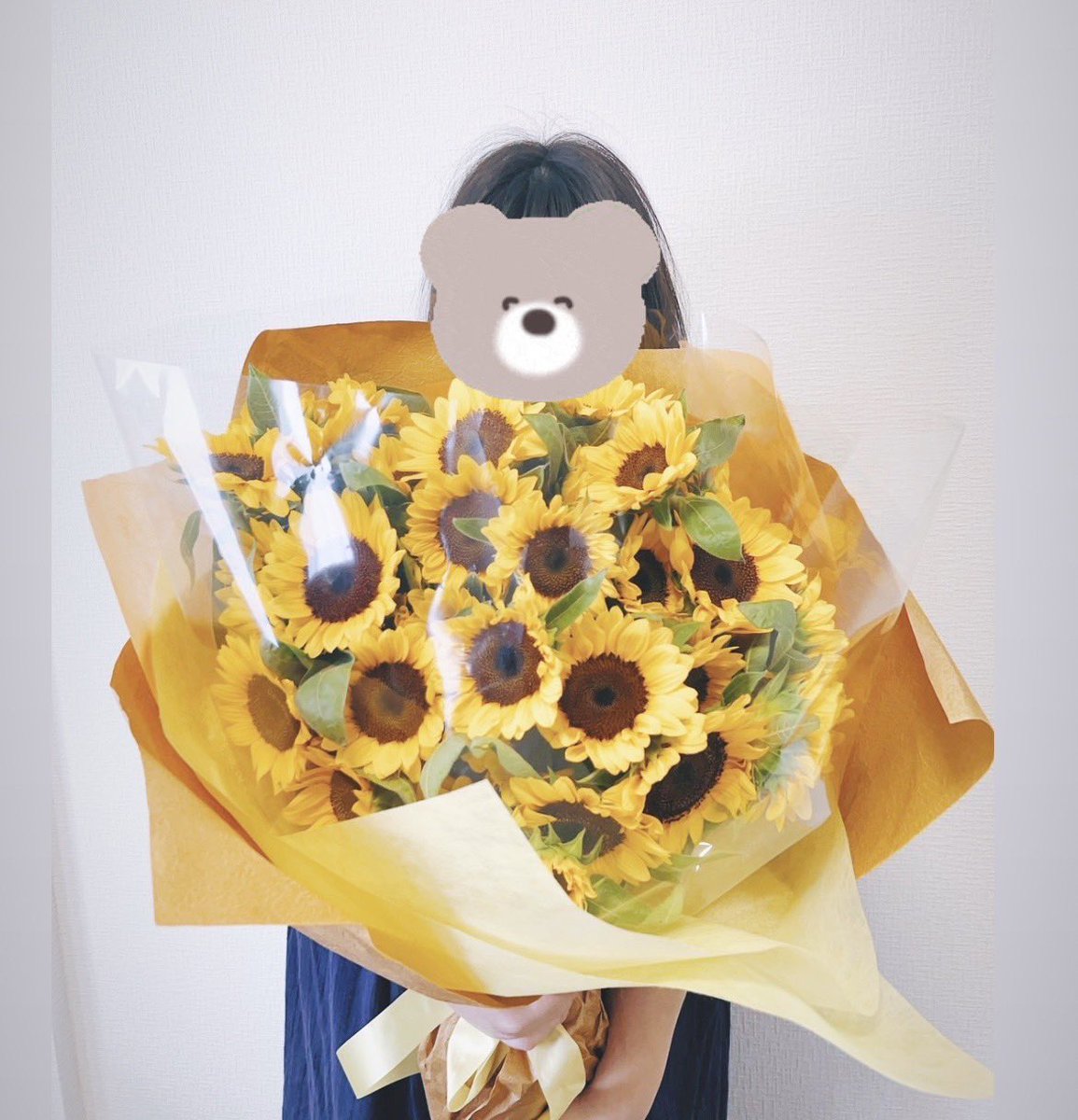 kouji925's tweet photo. 御報告
昨日婚約しました。

籍は4年記念日にいれます。

彼女は🌻が好きで
誕生日花でもあるということで
ちょっとくさいですが🌻の花束と一緒にプロポーズ

泣きながら承諾してもらい
これでまた1歩進歩しました😌 https://t.co/I9HhJuh5UX