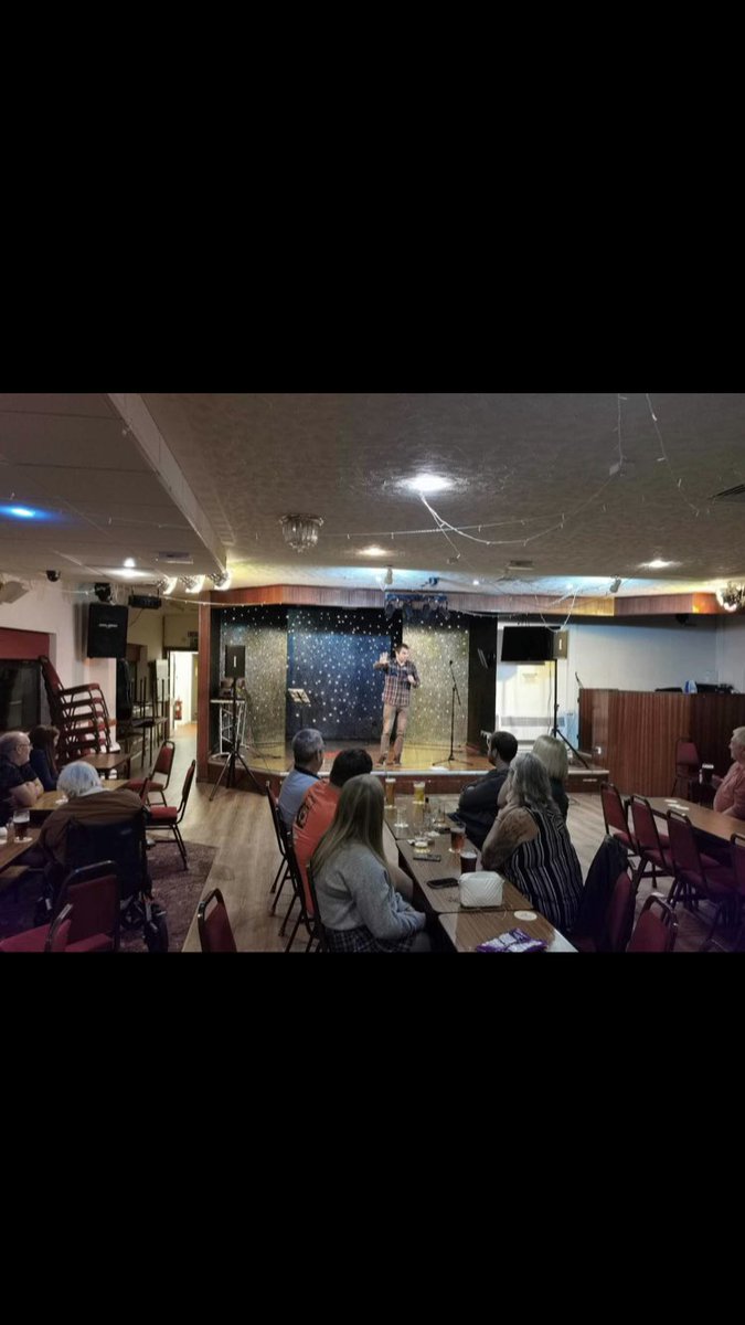 Mike_Reed_Welsh's tweet photo. #llaneli social club #bryn 
Pint of carling £2.65 
Looks like the 1980s came back for one night https://t.co/GcxFGbxngw