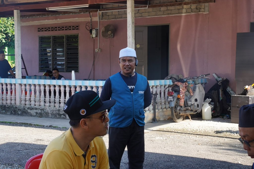 jamilsalleh_'s tweet photo. Di Sg Buah bersama isteri saya bagi menyempurnakan acara memasak bubur lambuk sebelum menziarahi penduduk setempat.

#N55DunDengkil
#DengkilPrihatin
#DSJamil4Dengkil
#TerbuktiBerkhidmat
#SelangorBaharu
#PerikatanNasional
#DariRakyatKepadaRakyat
#teamDSJ https://t.co/iAYUWlysYh