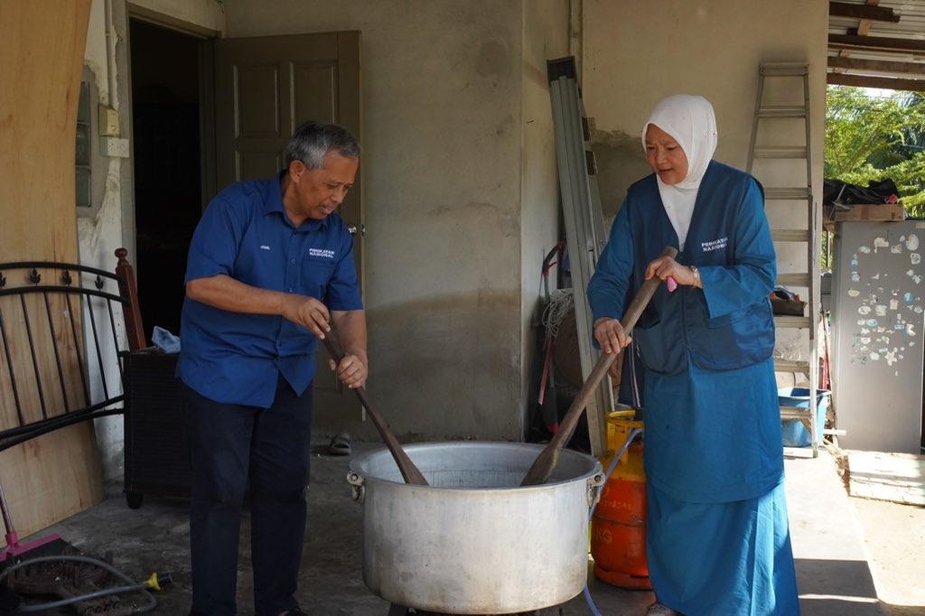 jamilsalleh_'s tweet photo. Di Sg Buah bersama isteri saya bagi menyempurnakan acara memasak bubur lambuk sebelum menziarahi penduduk setempat.

#N55DunDengkil
#DengkilPrihatin
#DSJamil4Dengkil
#TerbuktiBerkhidmat
#SelangorBaharu
#PerikatanNasional
#DariRakyatKepadaRakyat
#teamDSJ https://t.co/iAYUWlysYh