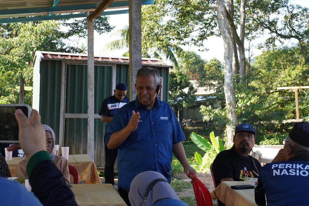 jamilsalleh_'s tweet photo. Di Sg Buah bersama isteri saya bagi menyempurnakan acara memasak bubur lambuk sebelum menziarahi penduduk setempat.

#N55DunDengkil
#DengkilPrihatin
#DSJamil4Dengkil
#TerbuktiBerkhidmat
#SelangorBaharu
#PerikatanNasional
#DariRakyatKepadaRakyat
#teamDSJ https://t.co/iAYUWlysYh