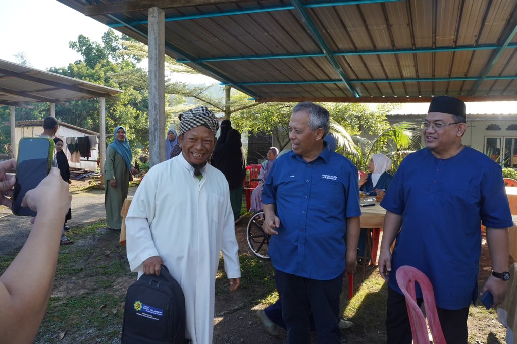 jamilsalleh_'s tweet photo. Di Sg Buah bersama isteri saya bagi menyempurnakan acara memasak bubur lambuk sebelum menziarahi penduduk setempat.

#N55DunDengkil
#DengkilPrihatin
#DSJamil4Dengkil
#TerbuktiBerkhidmat
#SelangorBaharu
#PerikatanNasional
#DariRakyatKepadaRakyat
#teamDSJ https://t.co/iAYUWlysYh
