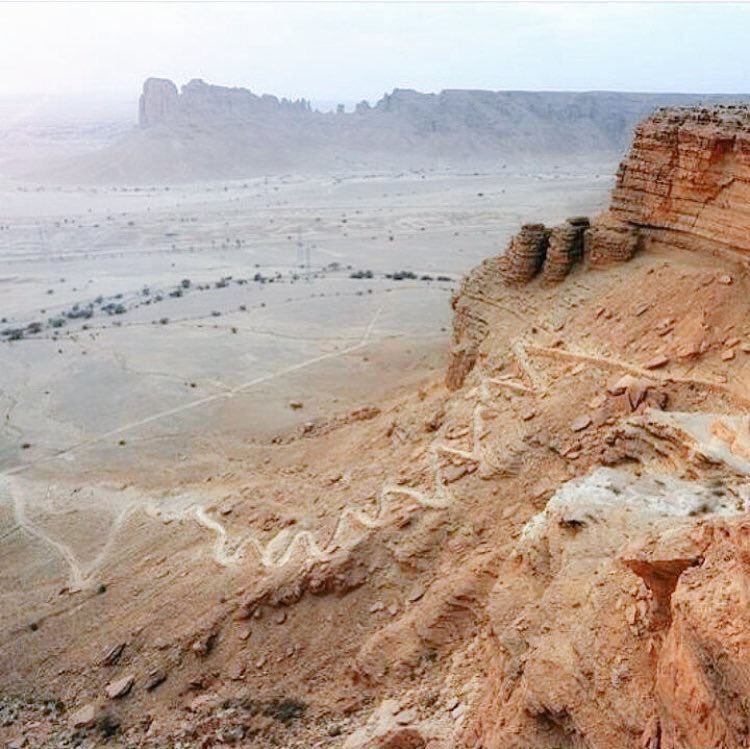 MansourShuwaier's tweet photo. مدخل الرياض القديم:
أبا القد أو القدية غرب مدينة الرياض (وينطقها أهل العارض أبا الزد أو الزدّ ِيه) وهي في أعالي ثنايا جبال طويق الشاهقة (ذات الحصانة والمنعة لمدينة الرياض القديمة) و أبا القد من عقبات الطرق القديمة التي لها تاريخ عريق في أرض اليمامة (قبل وبعد فجر الإسلام.) والقدية عبارة عن شق في جبال طويق لصعود الدواب، وكانت تسلكها قوافل الجمال لنقل الحجاج والسلع حتى ظهور وسائل النقل الحديثة، وأسم القدية جاء من أسم طريق القوافل القديم. ويقال بأن (القد هو الحبل يتخذ من الجلد وتربط به حمولة الجمل). ويسمى كذلك درب أبالقد ودرب الجماميل. و الذي كان همزة وصل بين الرياض وبقية بلدان نجد الغربية والحجاز ويعتبر ممر للقوافل الخيول والجمال المحملة بالبضائع من وإلى الرياض والطريق على شكل حلزوني ولايتسع سوى جمل واحد ويصل طوله إلى ١٠٠٠ متر تقريبًا. والقدية أحد أبرز المعالم الاثرية لمدينة الرياض ،وثمة نشاط بشري فيها يعود إلى ما قبل التاريخ.
ويذكر أ. محمد الحمود في كتابة من آثار الرياض (وقد قمت بمواصلة وتتبع هذا الطريق حتى مدينة الرياض حسب كبار السن، فوجدت أنه يتصل بطريق آخر مرصوف يعلو إحدى الهضاب. ومن ثم يصل إلى برج قديم يعرف باسم برج الحمراء، وهو علامة إرشادية لمعرفة الطريق، ثم تابعت الطريق حيث يصل إلى ظهرة نمار، ومن ثم ظهرة البديعة ثم يتجه الطريق إلى شعيب يعرف بشعيب السكن الذي ينزل إلى شعيب غذوانة قرب المحطة ومن ثم إلى وادي حنيفة ثم مدينة الرياض عبر حي القري القديم.)