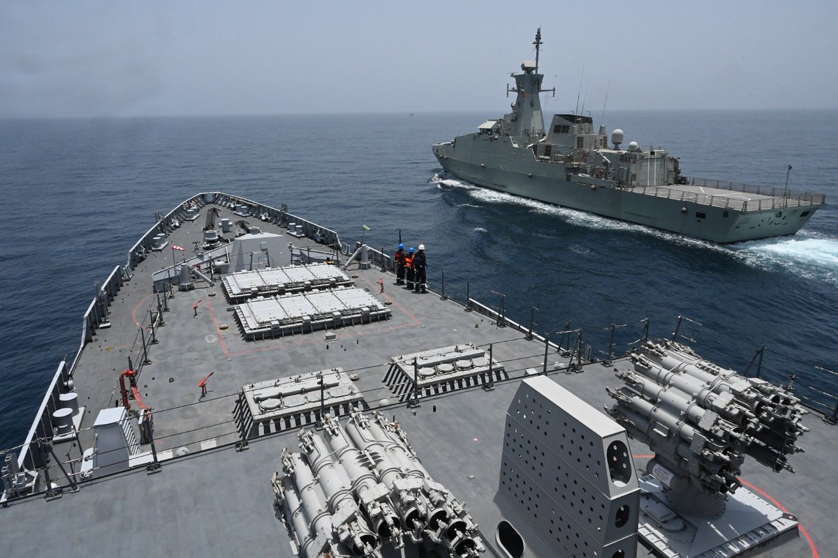 Resonant_News's tweet photo. Continuing with 🇮🇳 #IndianNavy's focus on enhancing operational interaction with the #RoyalNavyofOman (RNO), #INSVisakhapatnam with Flag Officer Commanding Western Fleet (FOCWF) embarked, undertook Passage Exercise with RNO #03Aug, Gulf of Oman. ⚓️

The #PASSEX included conduct of tactical manoeuvres and communication drills aimed at augmenting #interoperability between the two Navies & cementing mutual trust and understanding.

- Indian Navy