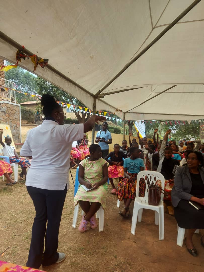 YANUganda's tweet photo. The trainer briefly explains the qualities of a good mentor as follows;
1. A person who has succeeded in the field of your dreams 
2. Someone who is upfront and straight with u for the right reasons
3. One who is  respectful for his or her good deeds. @GraceVillaUg https://t.co/lVHXxjasJq
