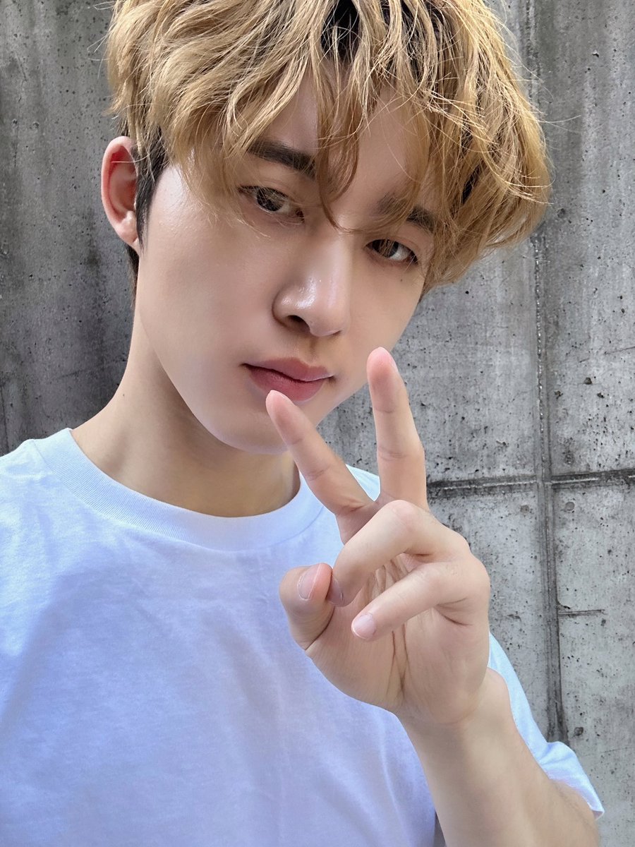 #bcut 아이디와 함께하는 시간은 언제나 즐거워😄 오늘도 물 많이 마시고 시원하게 보내기 약속해요💦