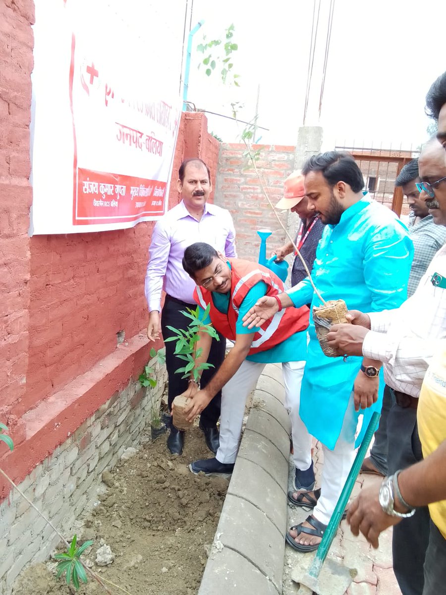 Redcrossballia's tweet photo. जिलाधिकारी/अध्यक्ष IRCS बलिया के मार्गदर्शन में चेयरमैन @SanjayG_BJP के नेतृत्व में IRCS बलिया के सदस्यों ने अगरसंडा स्थित सनबीम विद्यालय में पौधरोपण कर बच्चों को पर्यावरण के प्रति जागरूक किया
इस दौरान विद्यालय के प्रबंधक अरुण जी प्रधानाचार्या अर्पिता जी,@nandinisinghup ,श्याम जी https://t.co/1OXbmn9fCt