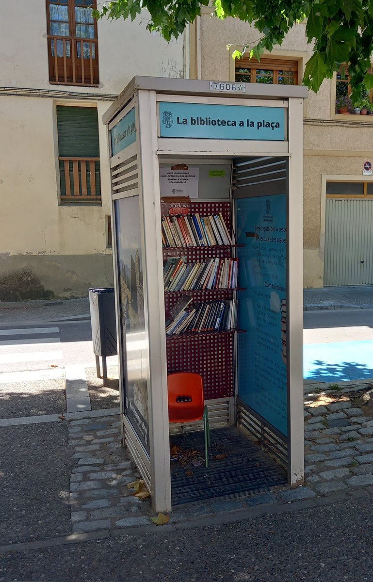 Trobo que no hi ha millor manera d'aprofitar una antiga cabina telefónica que fer-hi una biblioteca. Vosaltres direu.