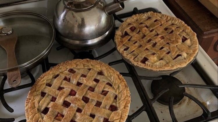 malusokay's tweet photo. Baking attempts with friends 🥧 https://t.co/mS0ZEIv9kU