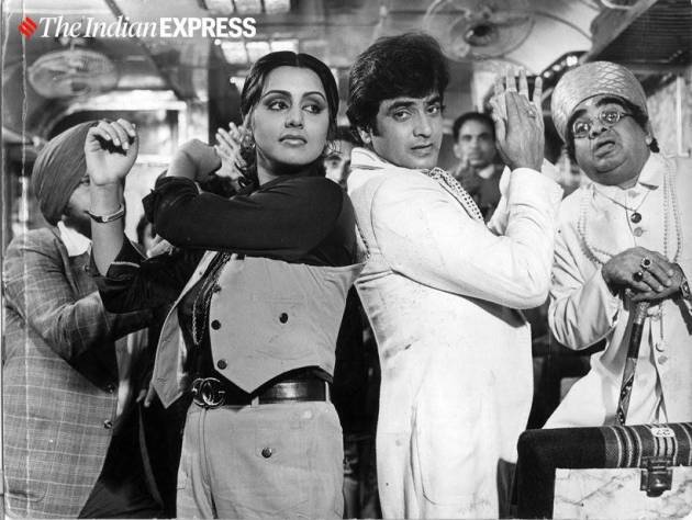 Pal do pal ka saath hamara
Pal do pal ke yaaraane hum..
Song pic of the day features #NeetuSingh and #Jeetendra in 'The Burning Train' (1980). The legendary Mukri is on the far right. Pic kind courtesy #TheIndianExpress. #FilmiYaadein