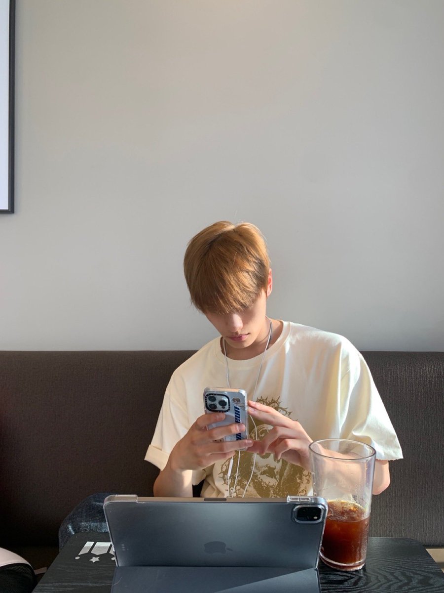 TIOT_NOW's tweet photo. [준현]
서점은 아니고요 도서관도 절대 아닌데
일단 덥네요🥵

#금준현 #KUMJUNHYEON
#TIOT #TIOT_PreDebut #백전무패 https://t.co/fsM6xgkdJm