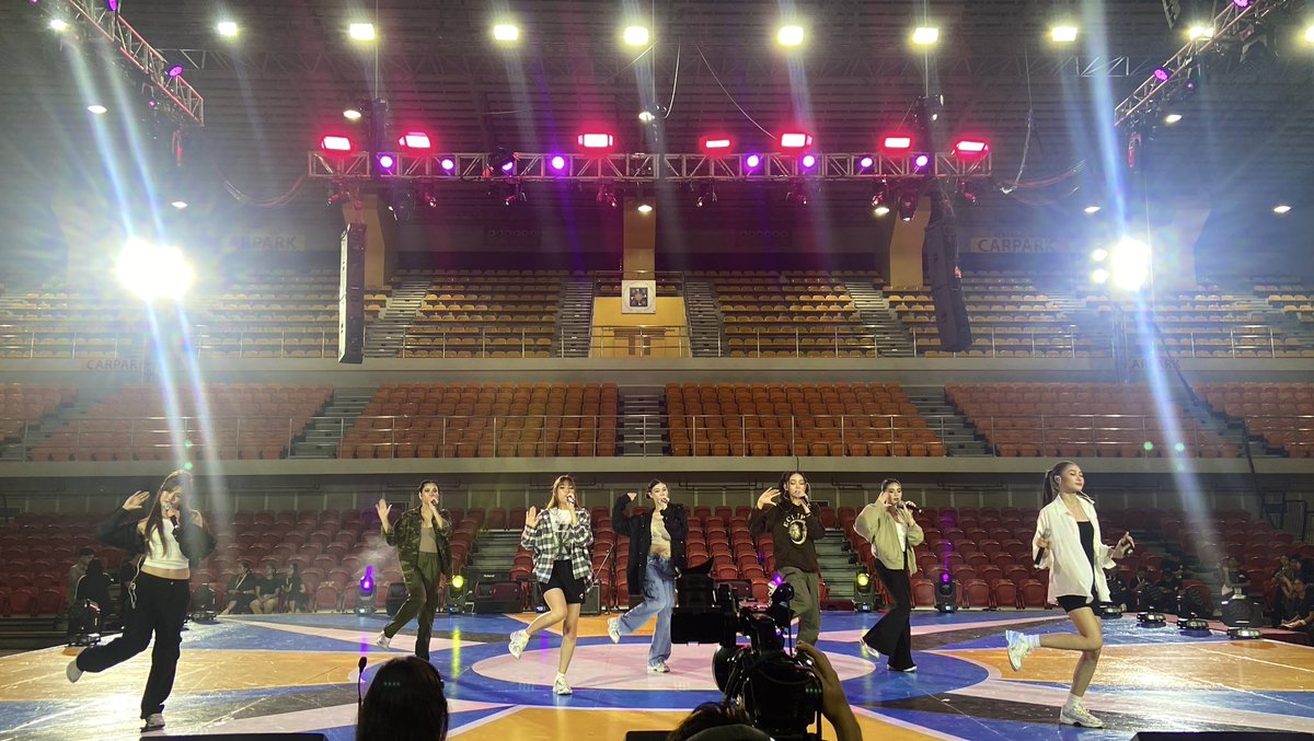 BINI_ph's tweet photo. #BINI : Make some noise, #ThomasianWelcomeParty2023 Freshies!

We're ready and buzzing with FEEL GOOD excitement to hear the loudest ROAR from the Freshies as you kickstart your Thomasian journey!🐯

Watch the livestream via UST Tiger TV FB! 

#USTROARingWelcome https://t.co/TWsQOH1sJ5