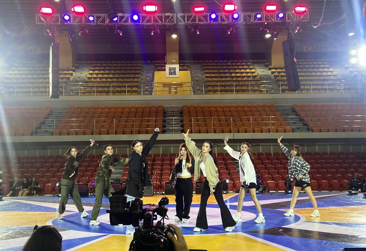 BINI_ph's tweet photo. #BINI : Make some noise, #ThomasianWelcomeParty2023 Freshies!

We're ready and buzzing with FEEL GOOD excitement to hear the loudest ROAR from the Freshies as you kickstart your Thomasian journey!🐯

Watch the livestream via UST Tiger TV FB! 

#USTROARingWelcome https://t.co/TWsQOH1sJ5