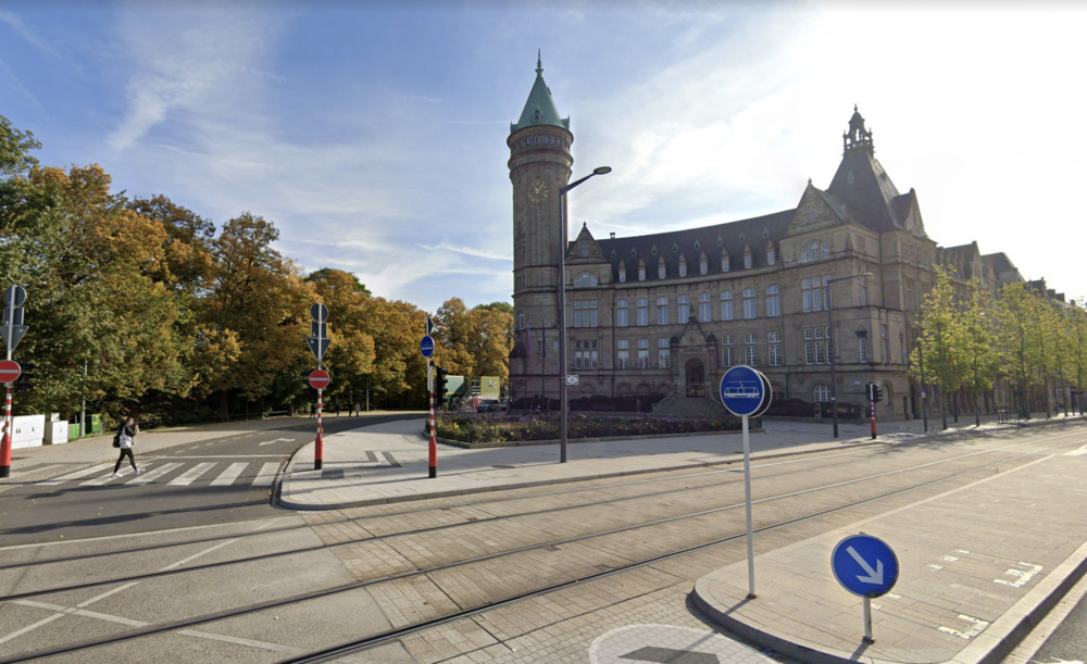 Geographical tweet media