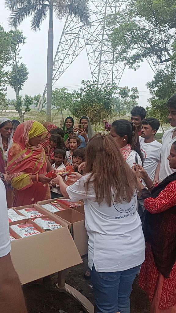 YSGT_ORG's tweet photo. Our Volunteers distributed Milk powder in the slums adjoining Yamuna River point near Akshardham Temple . We salute the spirit of Mrs Anjali Singh working for child welfare in an area. Appeal to @smritiirani to contact her on 7982185848 to support her laudable initiative #welfare https://t.co/vyKsZ8LtcY