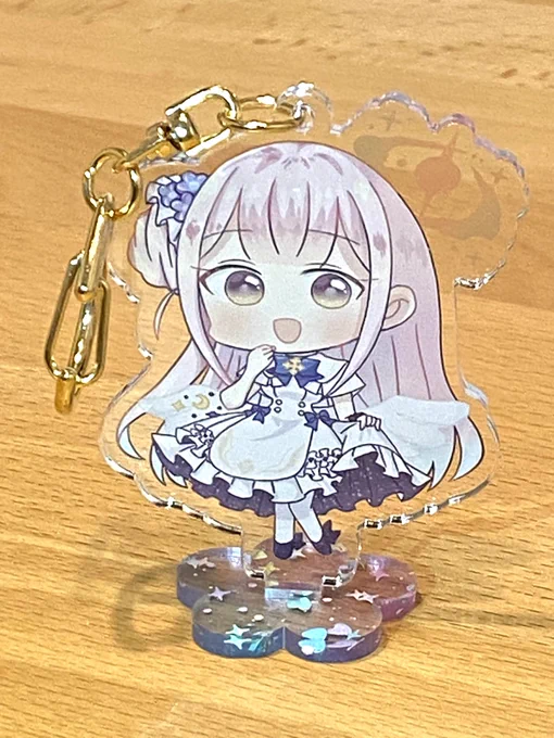 C102 グッズ① サンプル   アクスタアクキー 6cmのミカのアクスタ&アクキーです。 台座とヘイローが透ける仕様!台座のホロには個体差があります。