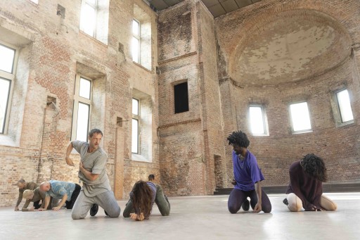 Heute in Münchens »Tanzwerkstatt Europa»: Jefta van Dinthers «Unearth». Faszinierende Versuchsanordnung. Überhaupt ist auch diese Festivalausgabe wieder sehr fein bestückt, sowohl die Performances wie die Workshops. Empfehlenswert.
© jeftavandinther.com