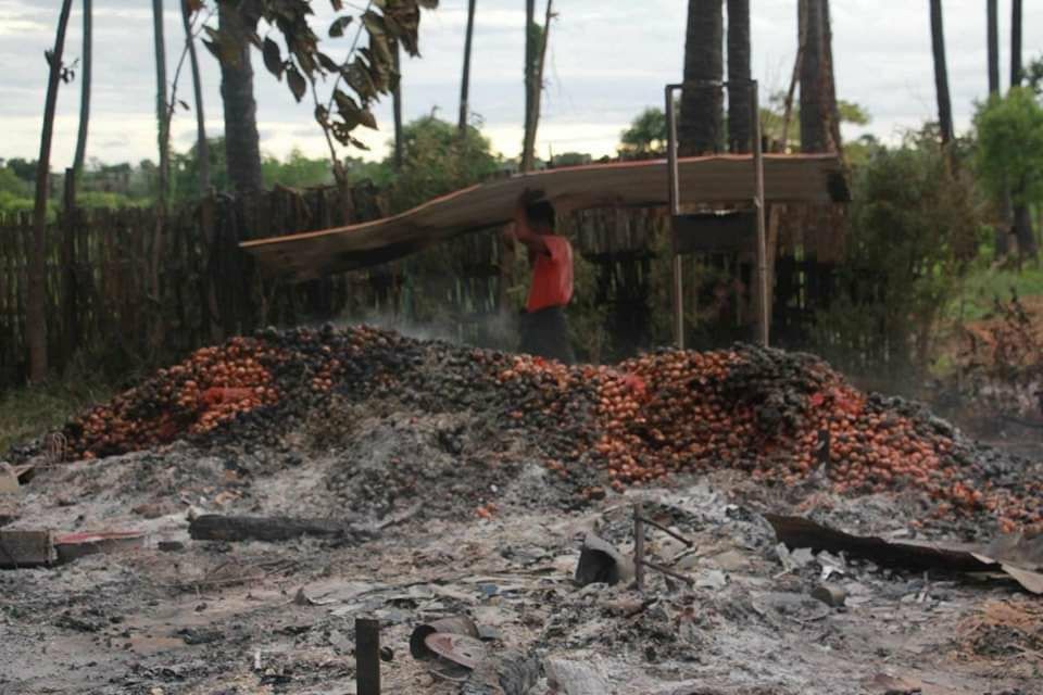 AungMinTUN22's tweet photo. SAC troops bombarded and then set fire to 6 civilian houses in Kyawzeyar village, Sagaing tsp, Sagaing division on 31st July. They also robbed the valuable things in Selpinsu village, Pakokku tsp. #AcceptNUGRejectMilitary #WhatsHappeningInMyanmar #2023Aug5Coup https://t.co/jmkf70AAMY