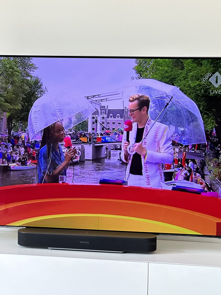 #Pride2023 #YouAreIncluded Gefascineerd zit ik te kijken naar 2 mensen die al babbelend zichzelf heel erg serieus nemen!!😂😂