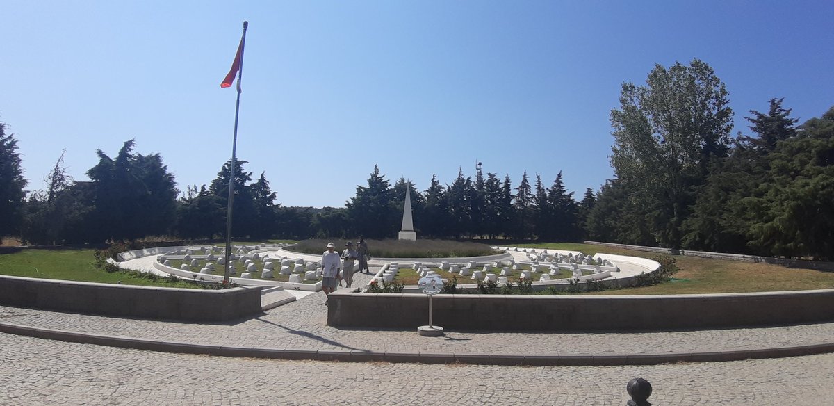 marcoleofrigio's tweet image. Turkish cemetery #CapeHelles i nomi dei soldati e sul prato i nomi delle città dei caduti e una tomba di un caduto conservata dal 1915