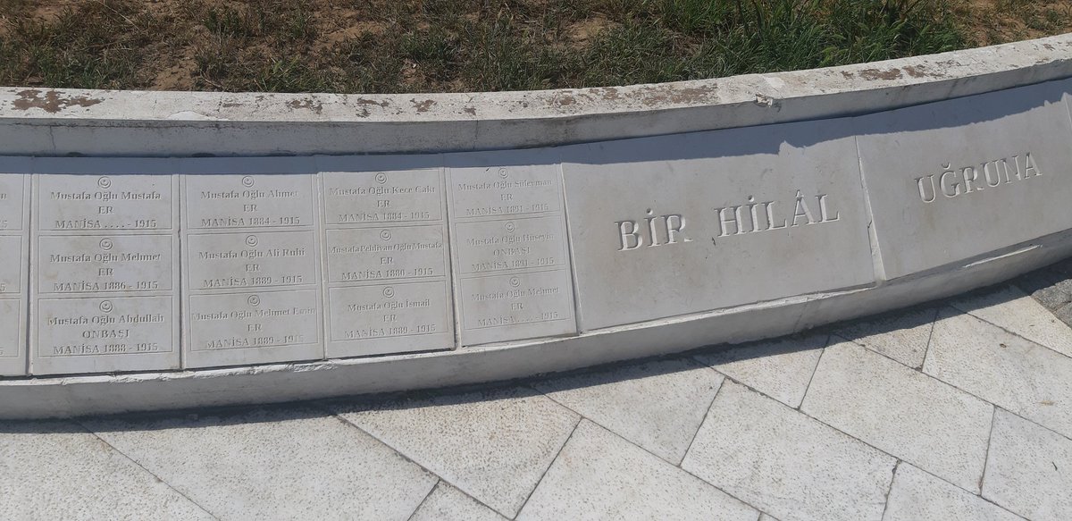 marcoleofrigio's tweet image. Turkish cemetery #CapeHelles i nomi dei soldati e sul prato i nomi delle città dei caduti e una tomba di un caduto conservata dal 1915