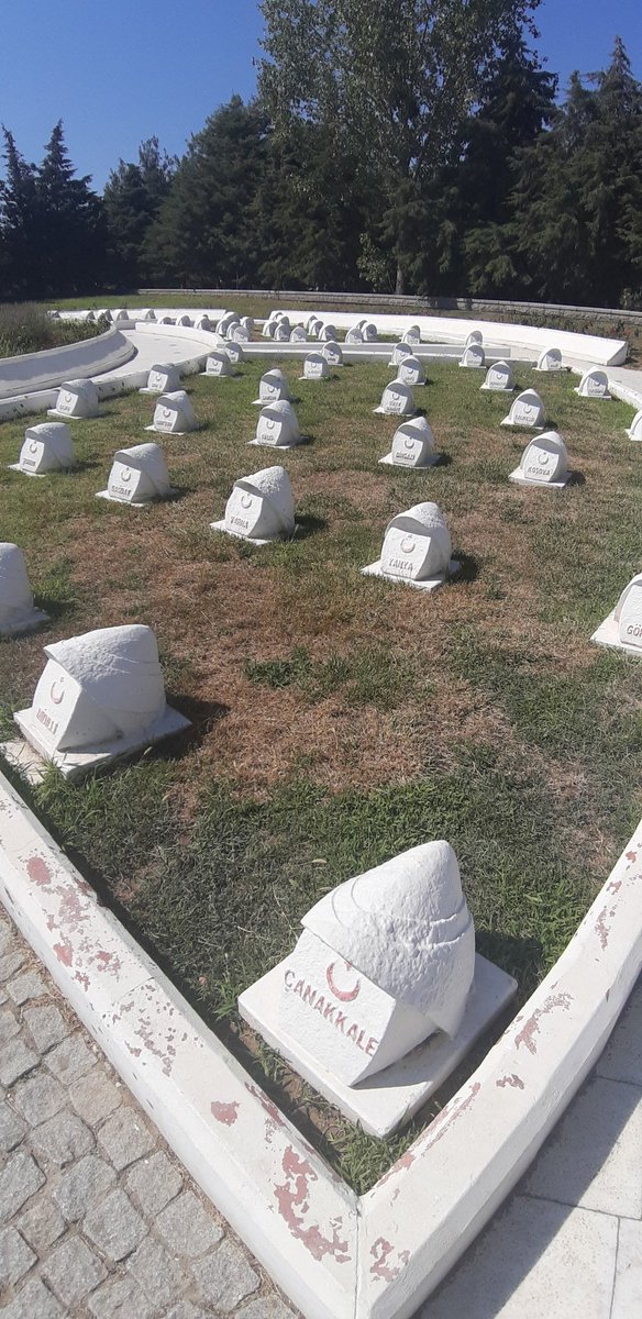 marcoleofrigio's tweet image. Turkish cemetery #CapeHelles i nomi dei soldati e sul prato i nomi delle città dei caduti e una tomba di un caduto conservata dal 1915