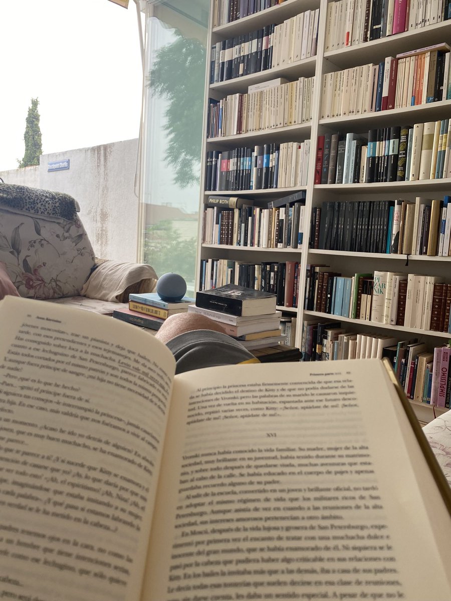 juanjogines's tweet photo. «La compra de más libros de los que uno puede leer es nada menos que el alma buscando el infinito».

A. Edward Newton ✍️
📷 LCDLL https://t.co/kGdRpdJfJ9