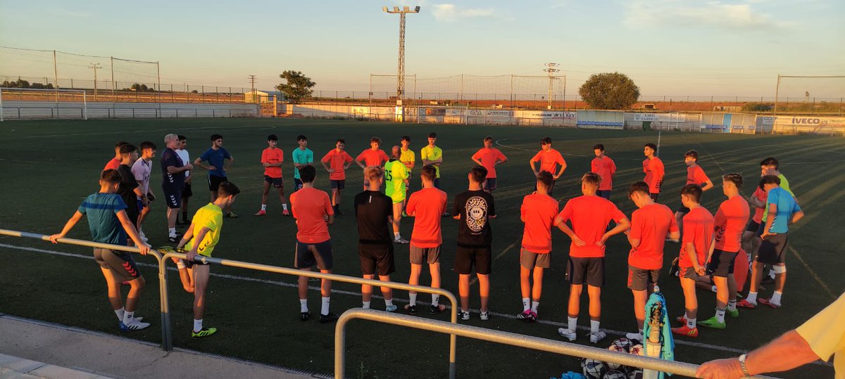 OlimpicoVdo's tweet photo. 🏋️‍♀️Nuestros juveniles han realizado la segunda sesión de captación, en esta ocasión en los campos de césped artificial San Anton.

⚽️ Ahora toca preparar la pretemporada.

#olimpico #somosdeporte

Estas son las imágenes de la sesión de ayer: 📸 https://t.co/wWGTEv7Oaa